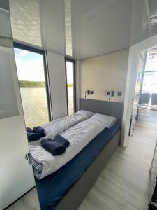Säng eller sängar i ett rum på Przytulny domek na wodzie 6 osob
