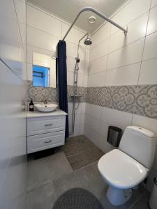 uma casa de banho com um WC e um lavatório em Sävsjöns Boende em Hällefors