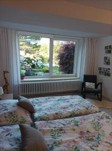 1 Schlafzimmer mit 2 Betten und einem großen Fenster in der Unterkunft Green House 45 in Třebíč