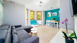 Część wypoczynkowa w obiekcie Wonder Home - Apartamenty położone blisko deptaka, licznych restauracji i sklepów