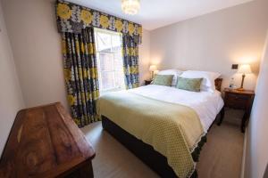 um quarto com uma cama grande e uma janela em RHUBARB at Drapers Hall em Shrewsbury