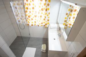 ein Bad mit einer Dusche und einer Glastür in der Unterkunft Family XL - Bungalows in Lutzmannsburg