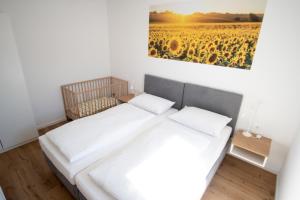 2 Betten in einem Zimmer mit Wandgemälde in der Unterkunft Family XL - Bungalows in Lutzmannsburg