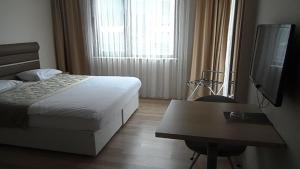 Un pat sau paturi într-o cameră la BAL Mini Hotel