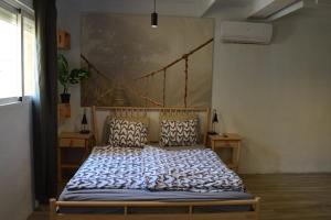 um quarto com uma cama e um quadro na parede em Onefam Paralelo em Barcelona