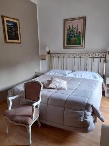 1 dormitorio con 1 cama y 1 silla en Hotel Tirrenia, en Chianciano Terme
