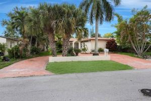 una casa con palmeras frente a una entrada en Home Wcoffee Station By Pmi Unit Ew, en Fort Lauderdale