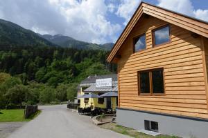 un edificio con un cartel en el costado en Ferienhaus Kolbnitz, en Unterkolbnitz