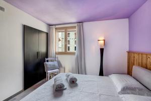 a bedroom with a bed and a purple ceiling at La Maison du Bonheur Grosio in Grosio