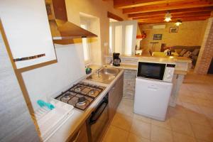 Kuchyň nebo kuchyňský kout v ubytování Mery Country House