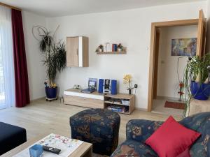 a living room with a couch and a table at Haus Beate, FeWo im Bienenparadies in Kirchberg