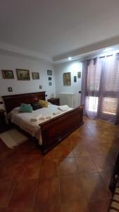 1 dormitorio con 1 cama grande en una habitación en Appartamento in zona residenziale, en Orosei