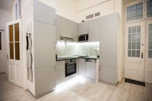 Virtuvė arba virtuvėlė apgyvendinimo įstaigoje Best of Guest house by Small Home Budapest