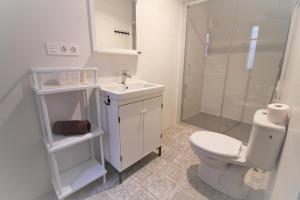 Koupelna v ubytování Zahira Suites + 37 fotografií