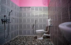 Bathroom sa Palm Grove Eco Resort