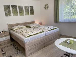 Ένα ή περισσότερα κρεβάτια σε δωμάτιο στο Haus Beate, FeWo im Bienenparadies