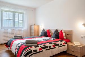 Apartement Santner في سويسي: غرفة نوم مع سرير كبير مع بطانية ملونة