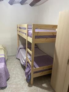 Etagenbett mit 2 Etagenbetten in einem Zimmer in der Unterkunft Cortijo Alba in Vélez-Blanco