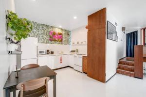 Kjøkken eller kjøkkenkrok på Las Olas Hammocks Unit 2 By Pmi