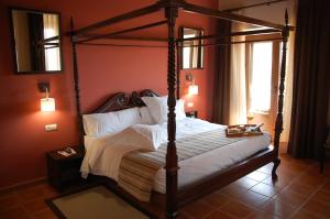 A bed or beds in a room at Hotel Convento Del Giraldo