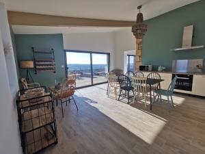 Dining area sa farm stay