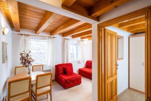 comedor con sillas rojas y mesa en Apartment Ribambit en Dubrovnik