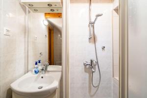 y baño con ducha, aseo y lavamanos. en Apartment Ribambit en Dubrovnik