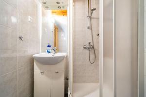 y baño con lavabo y ducha. en Apartment Ribambit, en Dubrovnik