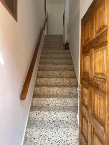 un conjunto de escaleras con puerta de madera en Vivienda Turística Juliana en Valle Gran Rey