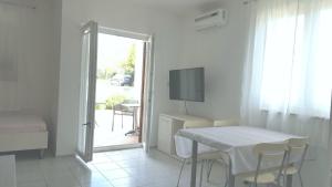 Televízia a/alebo spoločenská miestnosť v ubytovaní Apartments Magdalena AS1