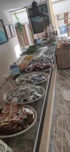 Kuchyň nebo kuchyňský kout v ubytování Romeo Beach Hotel + 37 fotografií