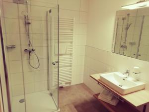 Koupelna v ubytování Büchelsteiner Hof + 37 fotografií