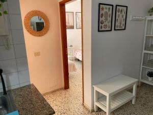 pasillo con espejo y mesa en la habitación en Vivienda Turística Juliana en Valle Gran Rey