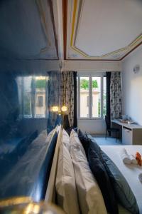 sypialnia z dużym łóżkiem i kanapą w obiekcie Erreggi Luxury Rooms w Rzymie