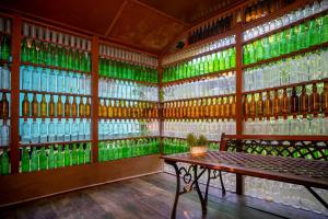 Palm Grove Eco Resort في ميناء بلير: غرفة بها زجاجات زجاجية خضراء على الحائط