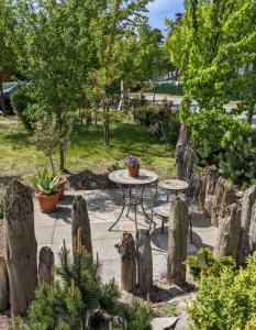 een tafel en stoelen in een tuin met bomen bij Ferienwohnung AMSELNEST in Kühlungsborn