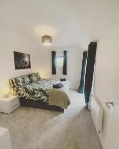 ein Schlafzimmer mit einem Bett in einem Zimmer in der Unterkunft Kings Mile House in Canterbury