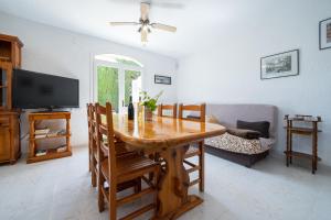 a living room with a wooden table and a couch at Apartamento Aigua Blava in L'Ampolla