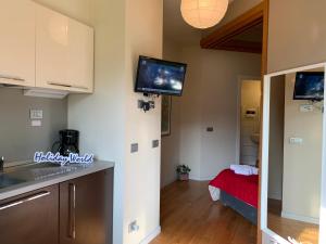 Il comprend une cuisine avec une télévision murale et un salon. dans l'établissement House Marittima by Holiday World, à Gênes 8 autres photos
