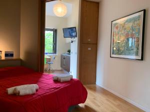- une chambre avec un lit rouge et 2 serviettes dans l'établissement House Marittima by Holiday World, à Gênes