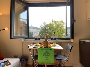 une table avec un ananas devant une fenêtre dans l'établissement House Marittima by Holiday World, à Gênes