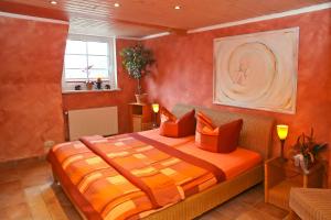 een slaapkamer met een groot bed met oranje muren bij Ferienwohnung SONNENINSEL in Kühlungsborn