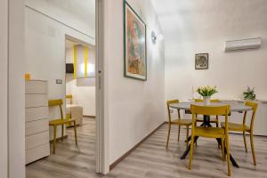 a dining room and kitchen with a table and chairs at MACHIN 57 - Magnolia Holidays in Alghero +38 photos