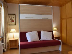 1 cama con 2 almohadas en una habitación en Appartement Méribel, 1 pièce, 4 personnes - FR-1-180-71, en Méribel