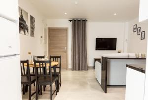 Μια τηλεόραση ή/και κέντρο ψυχαγωγίας στο Apartamentos Kouohana