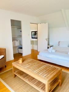 a bedroom with a bed and a coffee table at Maison de charme entre terre et mer, proche plages in Névez