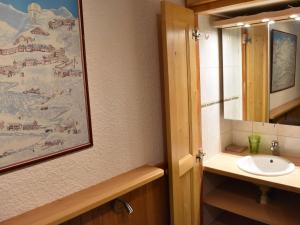 a bathroom with a sink and a mirror at Appartement 3 pièces avec balcon et WIFI à 150m des pistes, 6 personnes - Méribel - FR-1-180-155 in Méribel +17 photos