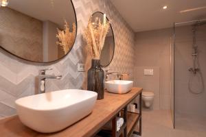 een badkamer met 2 wastafels en een grote spiegel bij D_View in Hvar