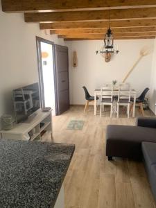 ein Wohnzimmer mit einem Tisch und einem Esszimmer in der Unterkunft Casa El Rinconcito in Mijas
