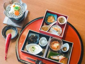 um prato de comida em cima de uma mesa em LiVEMAX RESORT Hakone Sengokuhara em Hakone